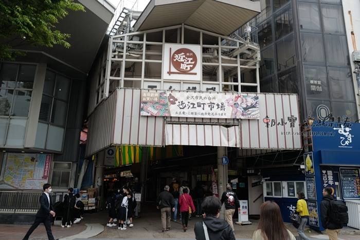 。石川縣いしかわけんGO_『美食景點。石川金澤』近江町市場餐廳全公開｜近江町市場: 金沢の台所｜金澤市民的海鮮廚房｜郭小寶‧這就是青春 - 郭小寶‧這就是青春