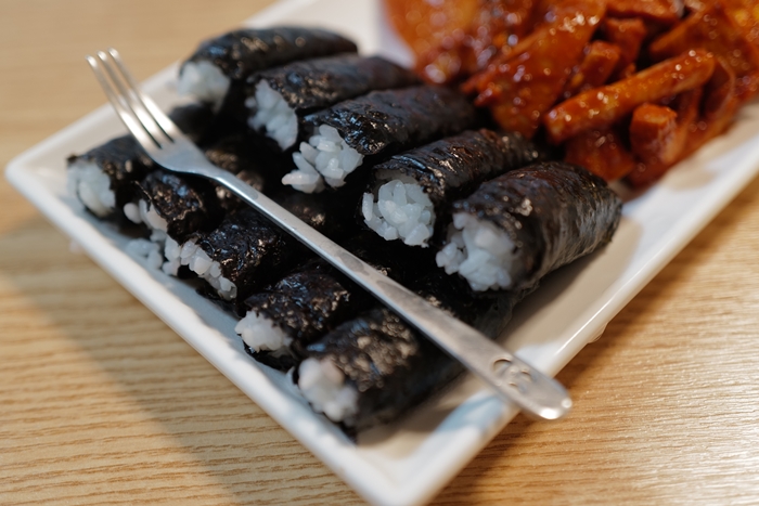 韓國の輕旅行。泡菜景點都在這_『食記美食。釜山南浦』남포충무김밥김밥南浦41年老店｜忠武名物紫菜包飯郭小寶‧這就是青春 - 郭小寶‧這就是青春