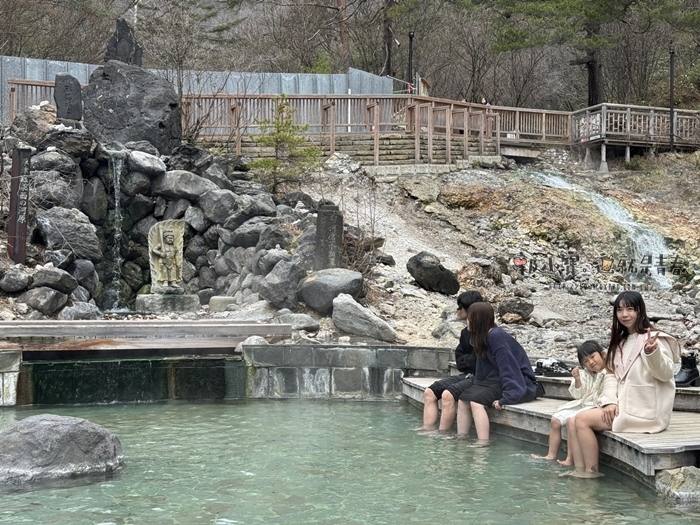。群馬縣ぐんまけんGO_『景點。群馬草津』西之河原公園｜片岡鶴太郎美術館｜整建後的溫泉公園冥界河床越來越值得來泡腳漫步！郭小寶‧這就是青春 - 郭小寶‧這就是青春