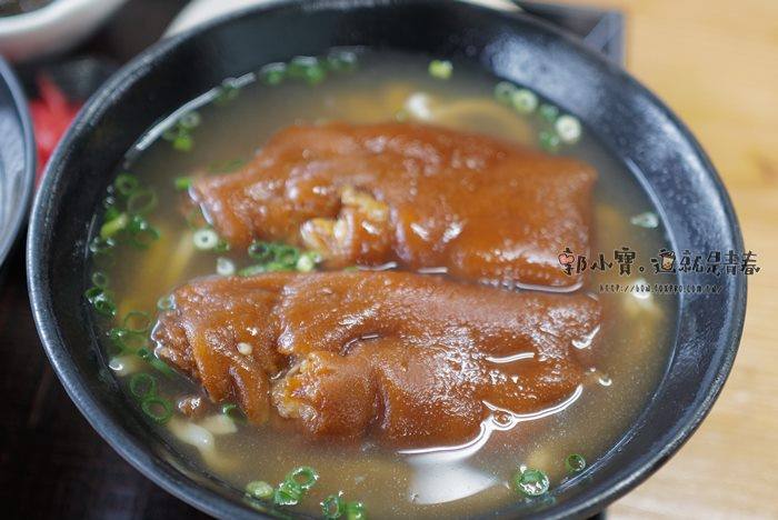 ★沖繩、石垣島、跳島おきなわけんGO_『沖繩美食』沖縄そば専門店 南部そば｜軟Ｑ棉彈的美味豬腳拉麵、肉液橫飛豬排骨麵｜本島最受歡迎的系滿島拉麵｜只營業中午的自家製麵口感佳｜附停車場郭小寶‧這就是青春 - 郭小寶‧這就是青春