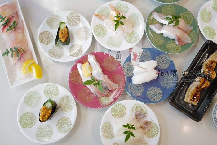 ★沖繩、石垣島、跳島おきなわけんGO_『沖繩美食』グルメ迴轉壽司市場  泡瀨店｜沖繩熱門迴轉壽司大推薦｜市區泡瀨店免排隊服務又親切｜泡瀨門市獨家鮮魚生魚片！郭小寶‧這就是青春 - 郭小寶‧這就是青春