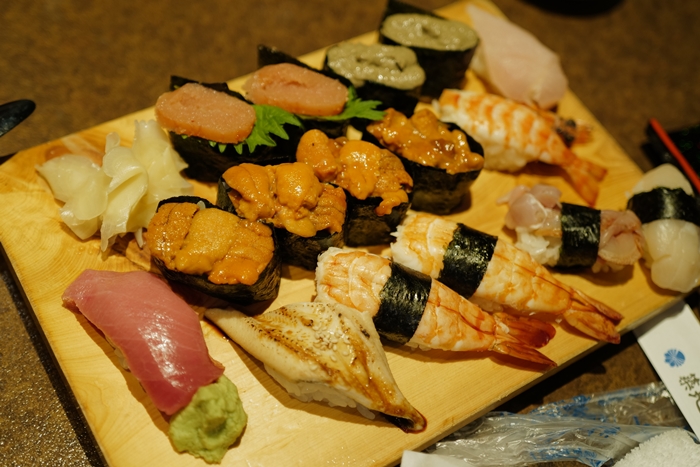 。福岡縣ふくおかけんGO_『美食食記。福岡博多』24小時築地壽司鮮 總本店｜食材比飯還大的握壽司｜新鮮好吃又划算！郭小寶‧這就是青春 - 郭小寶‧這就是青春